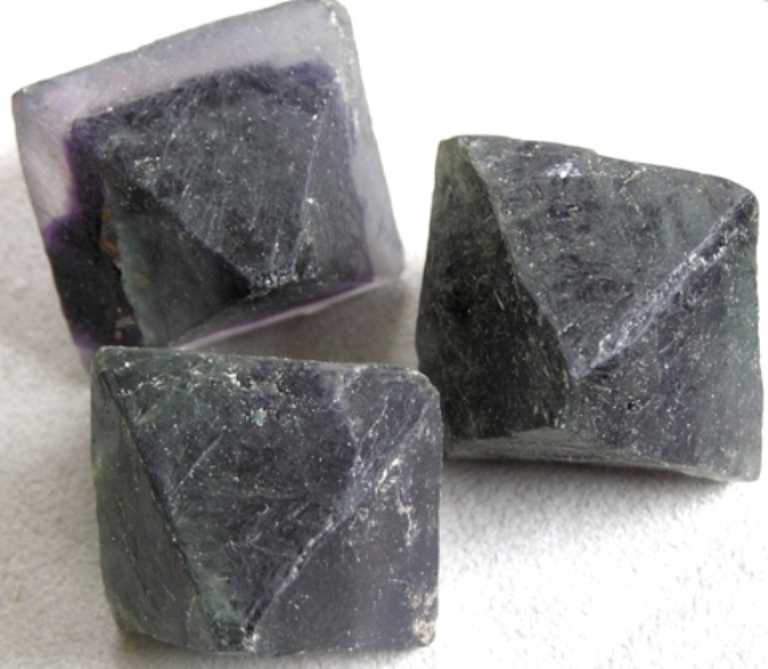 Trommelstein Fluorit violett Kristall - Goldgottlieb