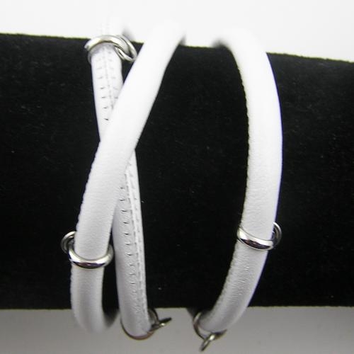 Lederarmband weiß mit Verschluß und Anhängern aus Edelstahl