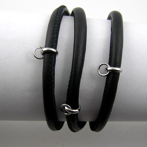 Lederarmband schwarz mit Anhängern und Verschluß aus Edelstahl