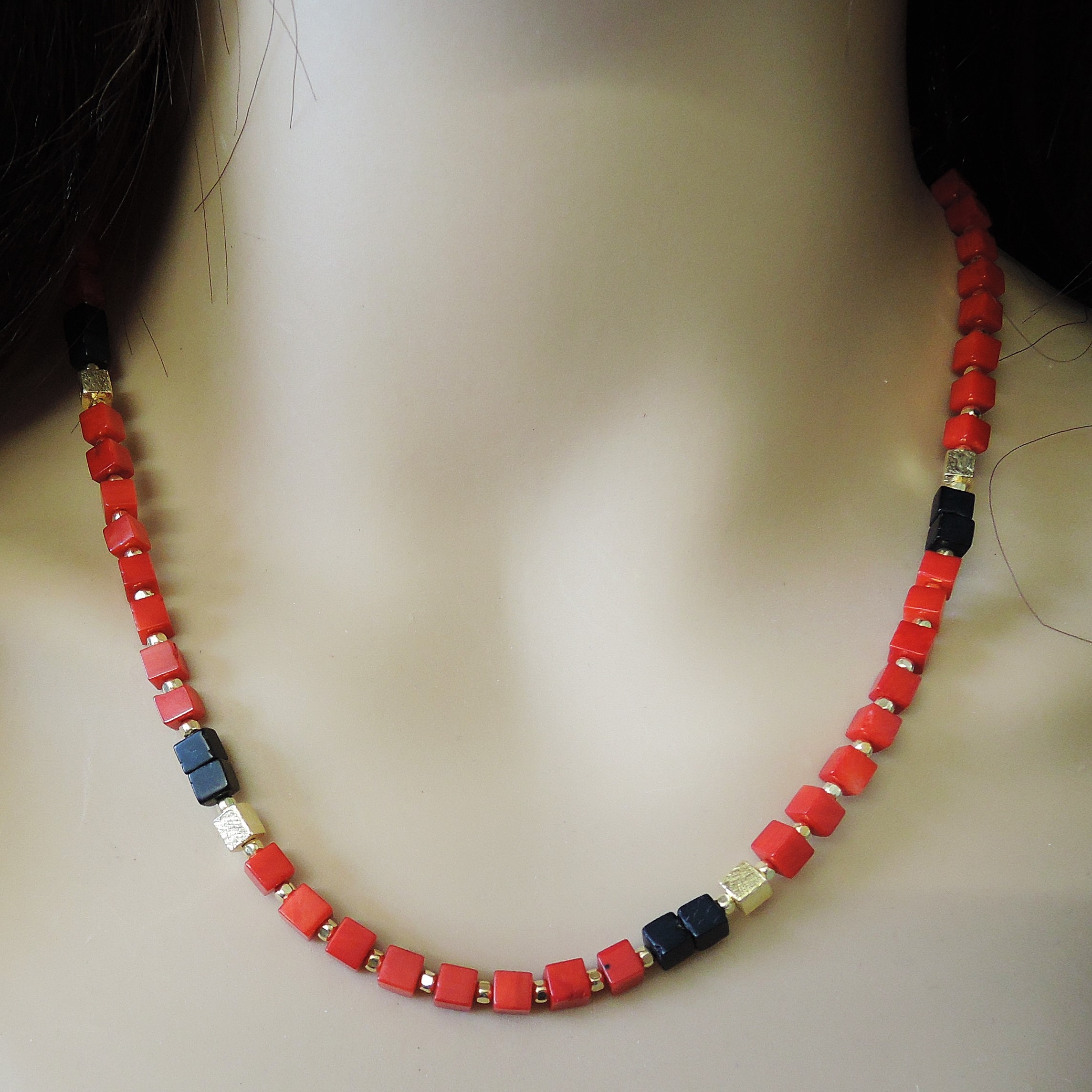 Edelsteinkette Koralle mit Onyx